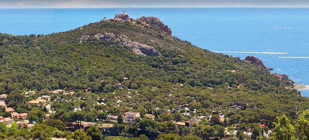 19: 19050530-3013232347_Agay-Pano<br>De vuurtoren op Cap du Dramont, vooraan de camping