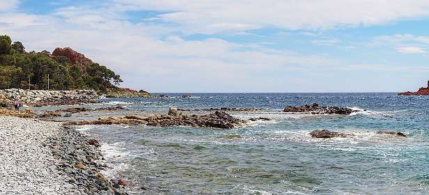 2: 19050528-2814252514_LeDramont-Pano<br>Het strand voor de campingmet Ile d'Or rechts