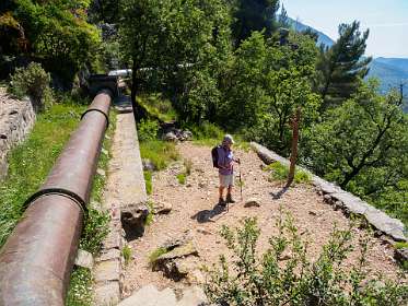 8: 19060603-0311101011_Gourdon<br>Aquaduc du Foulon voert het water naar de parfum fabrieken in Grasse