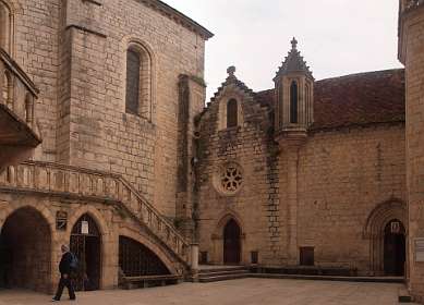 6: 2010 05 28_1307_AP4<br>Le Parvis des Eglises, hier staan 7 kerken