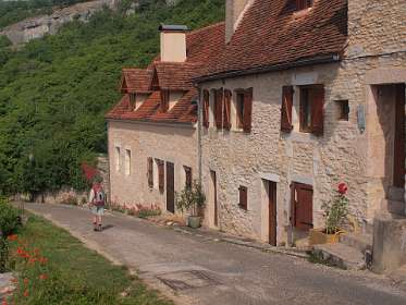 21: 2010 05 29_530_1392<br>De  start van de wandeling op de Voie Sainte