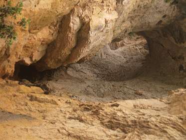 7: 2010 05 31_1540<br>Er zijn hier overal grotten