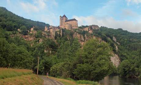 34: 2010 06 02_1625<br>We wandelen onder St-Cirq Lapopie langs