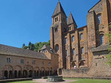 11: 2010 06 04_1817<br>Kerk met kloostergang