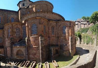 16: 2010 06 04_1827_AP5<br>Achterzijde St Foy, let op de plaatjes marmer in de ramen