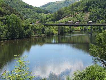 25: 2010 06 05_1868<br>Brug over de lot voor de weg naar Conques