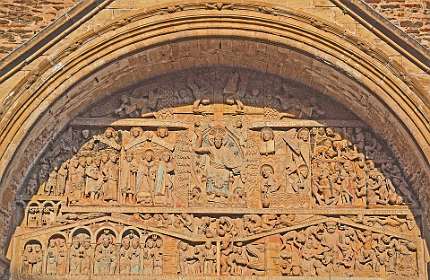 29: 2010 06 05_1875<br>Relief van het Laatste oordeel boven de ingang van de St Foy kerk