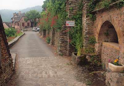 46: 2010 06 06_1930<br>Terug in Conques langs de Fontaine du Fumouze