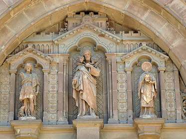 10: 2010 06 07_1953<br>Relief boven de ingang van de kerk in Espalion