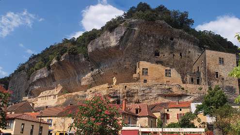 1: 10 19 05_0851_AP0<br>De Cro-Magnon mens voor het museum in Eyzies de Tayac