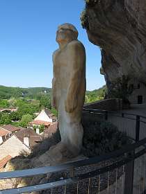 17: 2010 21 mei_0863<br>De Cro-Magnon mens voor het museum in Eyzies de Tayac