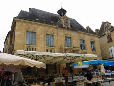 67: 2010 26 mei_1169<br>Het stadhuis van Sarlat