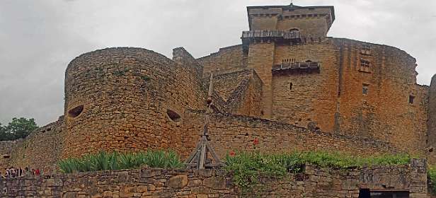 80: 2010 27 mei_1196_AP15<br>Achterzijde van het kasteel van Castelnaud