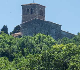 2: 160624-152705_Mirmande<br>De kerk van Mirmande komt in zicht.