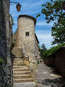 6: 170605152255Crest