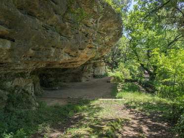 7: 160516-145932_Grignan-HDR<br>La Grotte de Roche Courbiere