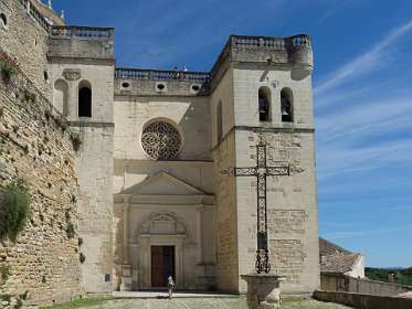 15: 160516-153516_Grignan<br>De Kerk achter het Kasteel
