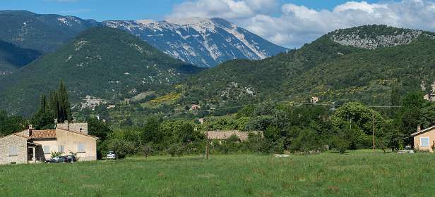 1: 160619-101412_Montbruns-les-Bains-Pano<br>In het midden de Mont Ventoux en recht Montbrun-les-Bains