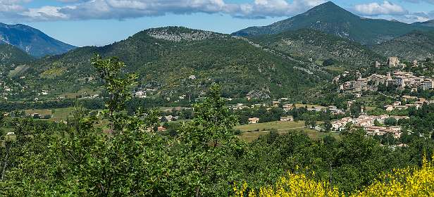 3: 160619-103941_Montbruns-les-Bains-Pano-2<br>Links Reilhanette en rechts Montbrun-les-Bains