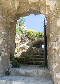 16: 160619-122005_Montbruns-les-Bains-HDR<br>DE poort naar het oude kasteel