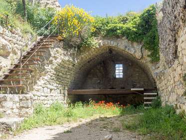 17: 160619-122052_Montbruns-les-Bains-HDR<br>De binnenplaats