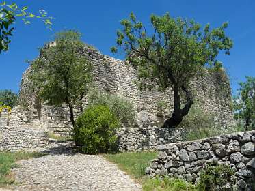 20: 160619-125354_Montbruns-les-Bains<br>De muren van het oude kasteel