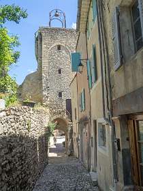 25: 160619-134802_Montbruns-les-Bains<br>De Beffroi poort