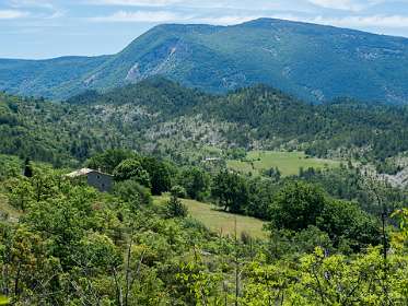 17: 160620-121734_Montbruns-les-Bains<br>Bij dat huis (Vergol) moesten we over privé terrein