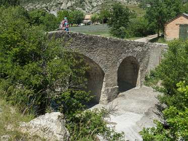 29: 160620-145307_Montbruns-les-Bains<br>Brug over Le Toulourenc