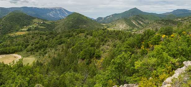 11: 160621-125903_Montbruns-les-Bains-Pano<br>Links weer de Mont Ventoux