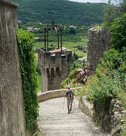 18: 160621-140108_Montbruns-les-Bains<br>De trap naarPlace du Beffroi