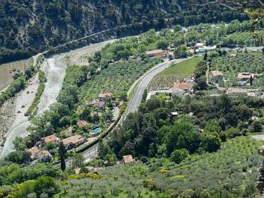 6: 160521-111045_Nyons<br>Achterin rechts ligt de camping, links de L'Eygues.