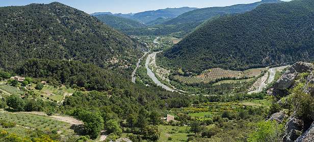 8: 160521-111620_Nyons-Pano<br>Uitzicht achter de Chapelle Notre-Dame-de-Réparat