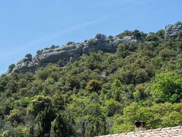 24: 160521-141032_Nyons<br>We liepen eerder over dat rots plateaux.