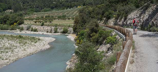 29: 160522-121809_Nyons-Pano<br>De weg van Nyons naar Aubres aan de overkant van de camping.