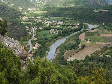 25: 160523-142526_Nyons<br>Hier verlaten we de kam en krijgen we een eenvoudiger bospad