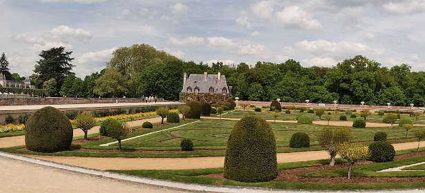 Panorama van kasteel Chenonceau en zijn tuinen