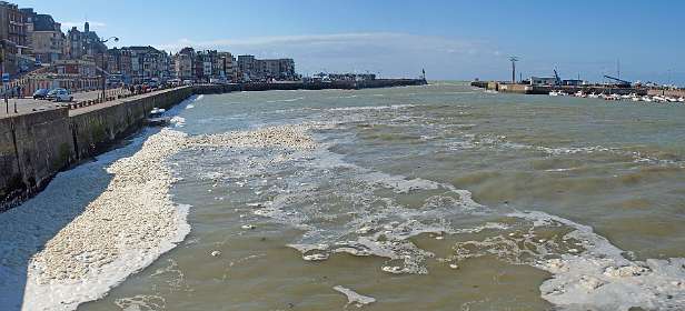 10: 10 03 05_0118_AP5<br>De haven van Le Treport