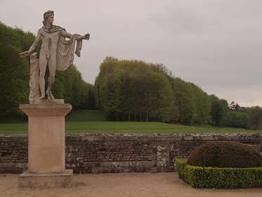 25: 10 05 05_0145<br>Beeld in de tuin van het kasteel van Eu