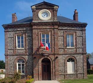 43: 10 09 05_0367_AP15<br>Stadhuis gemaakt van vuursteenbollen