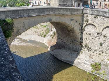 De Romaanse brug over de L'Ouvèze