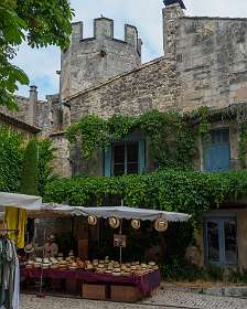 1: 170531100405BotanischeRoute<br>De woensdag markt in Saint-Rémy de Provence