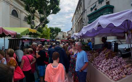 3: 170531101117BotanischeRoute-Pano<br>De woensdag markt in Saint-Rémy de Provence