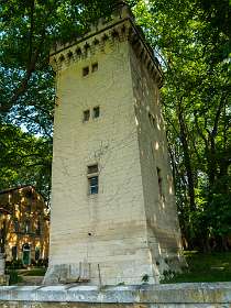 3: 170603094420LesBaux<br>Château d'Escanin