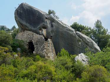 9: 170603105314LesBaux