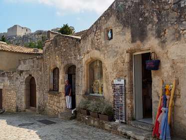 19: 170603120049LesBaux