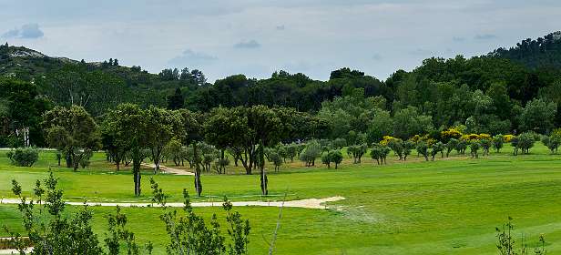 31: 170603134328LesBaux-Pano<br>Het pad gaat over de golfbaan