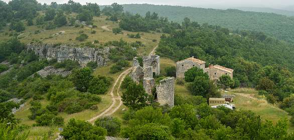 12: 160616-113012_LeVieuxMontsalier-Pano<br>Resten van windmolens