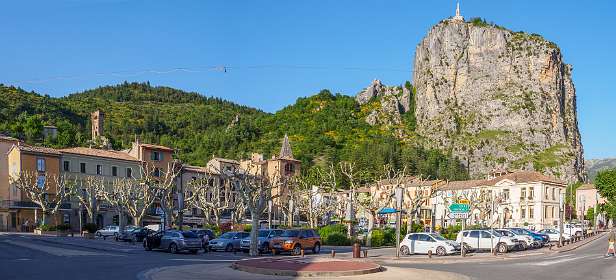 4: 19060605-0519161630_Castellane-Pano<br>Centrum Castellane met rechts de rots met de Chapelle Notre-Dame du Roc