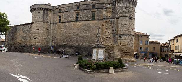 2: 160525-132539_Gordes-Pano-2<br>Het Place du Chateuax